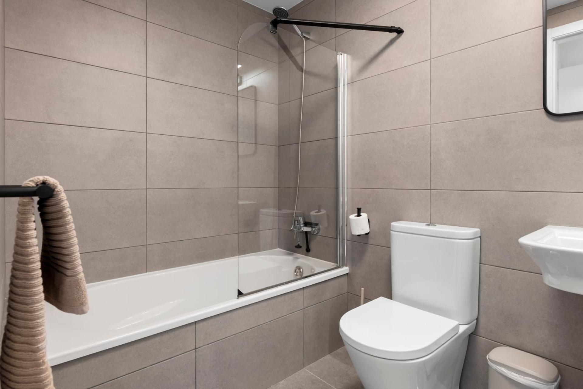 Beautiful 2-Bedroom Apartment Near Center And Beach 에스테포나 외부 사진