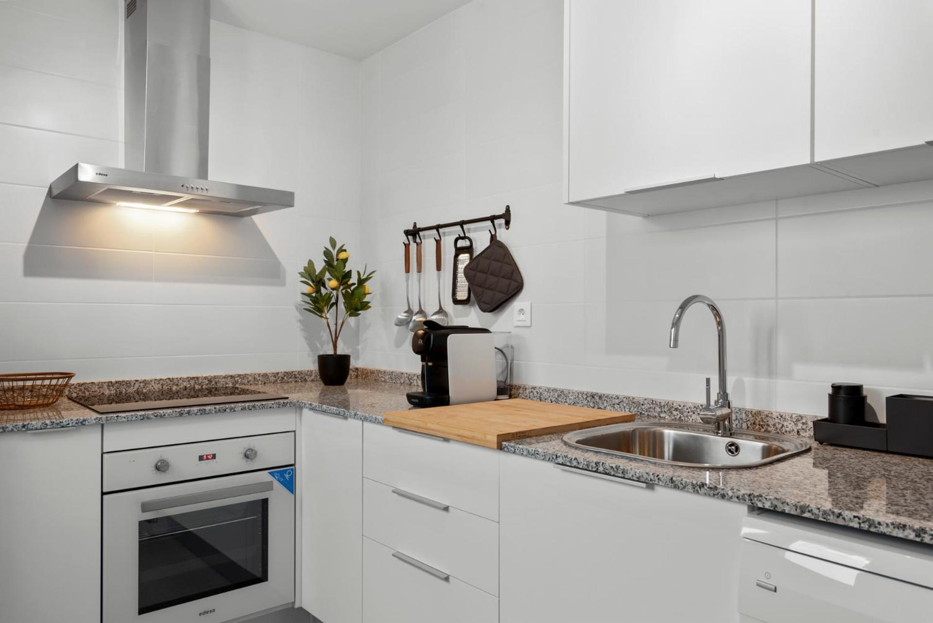 Beautiful 2-Bedroom Apartment Near Center And Beach 에스테포나 외부 사진