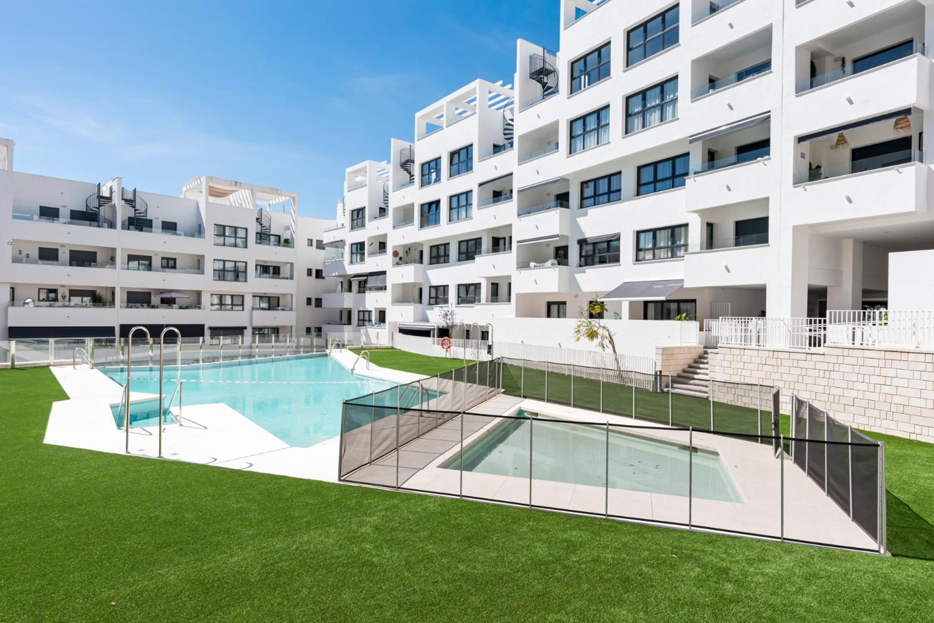 Beautiful 2-Bedroom Apartment Near Center And Beach 에스테포나 외부 사진