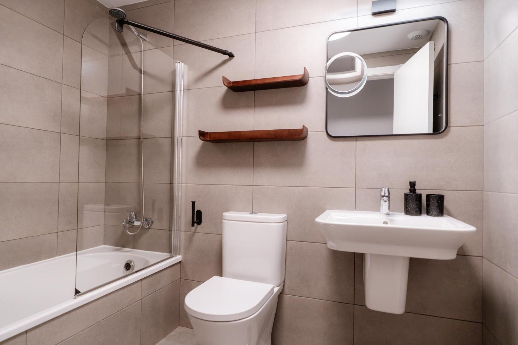 Beautiful 2-Bedroom Apartment Near Center And Beach 에스테포나 외부 사진
